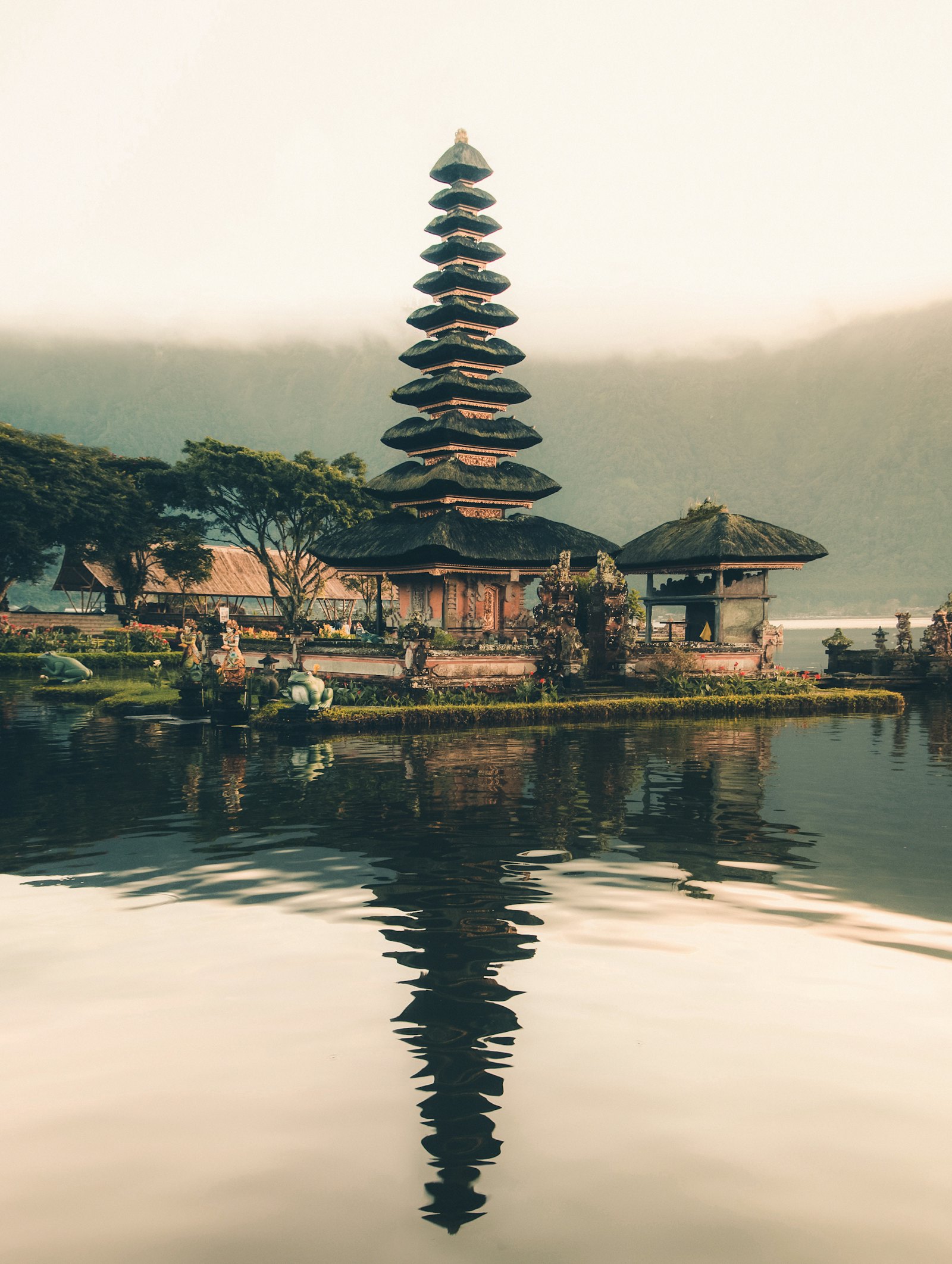 Pelancong di gerbang sebuah pura di Bali