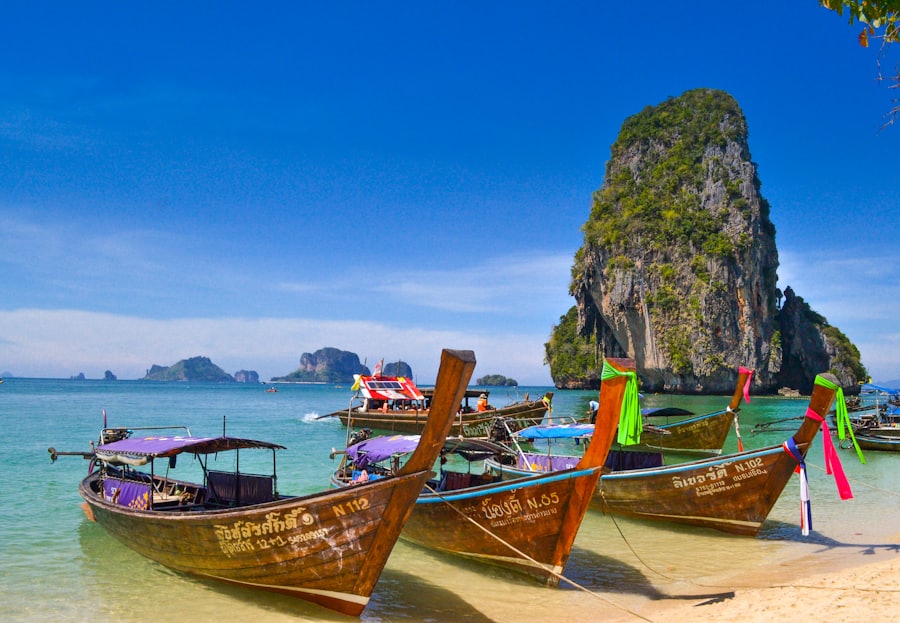 Perahu ekor panjang di pantai Thailand
